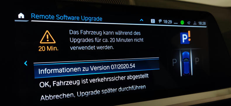 Screen 'Remote Software Upgrade', warning that the vehicle is going to be unusable for 20 minutes during the upgrade.